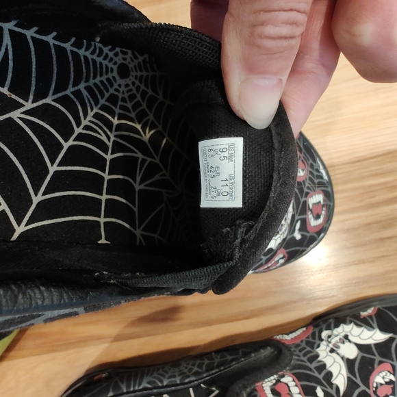 VANS OLD SKOOL SHOES GLOW FRIGHTS SKULL FANGS BATS BLACK RED MENS SIZE - Picture 4 of 6